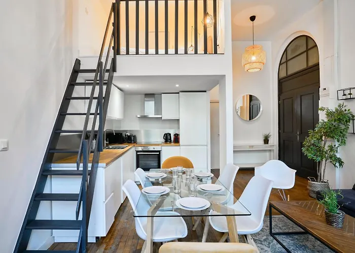 Bright 3-Bedroom 2-Bathroom Flat.